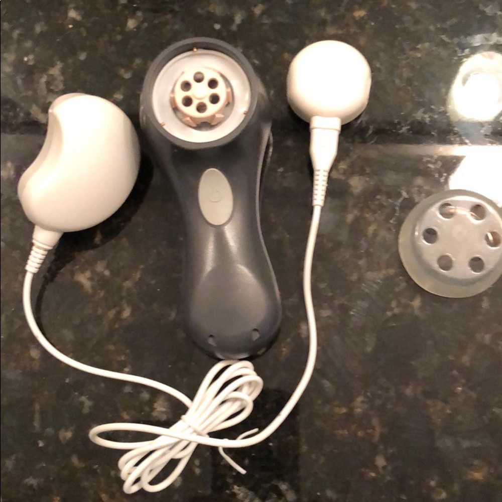 Clarisonic Mia facial cleansing tool